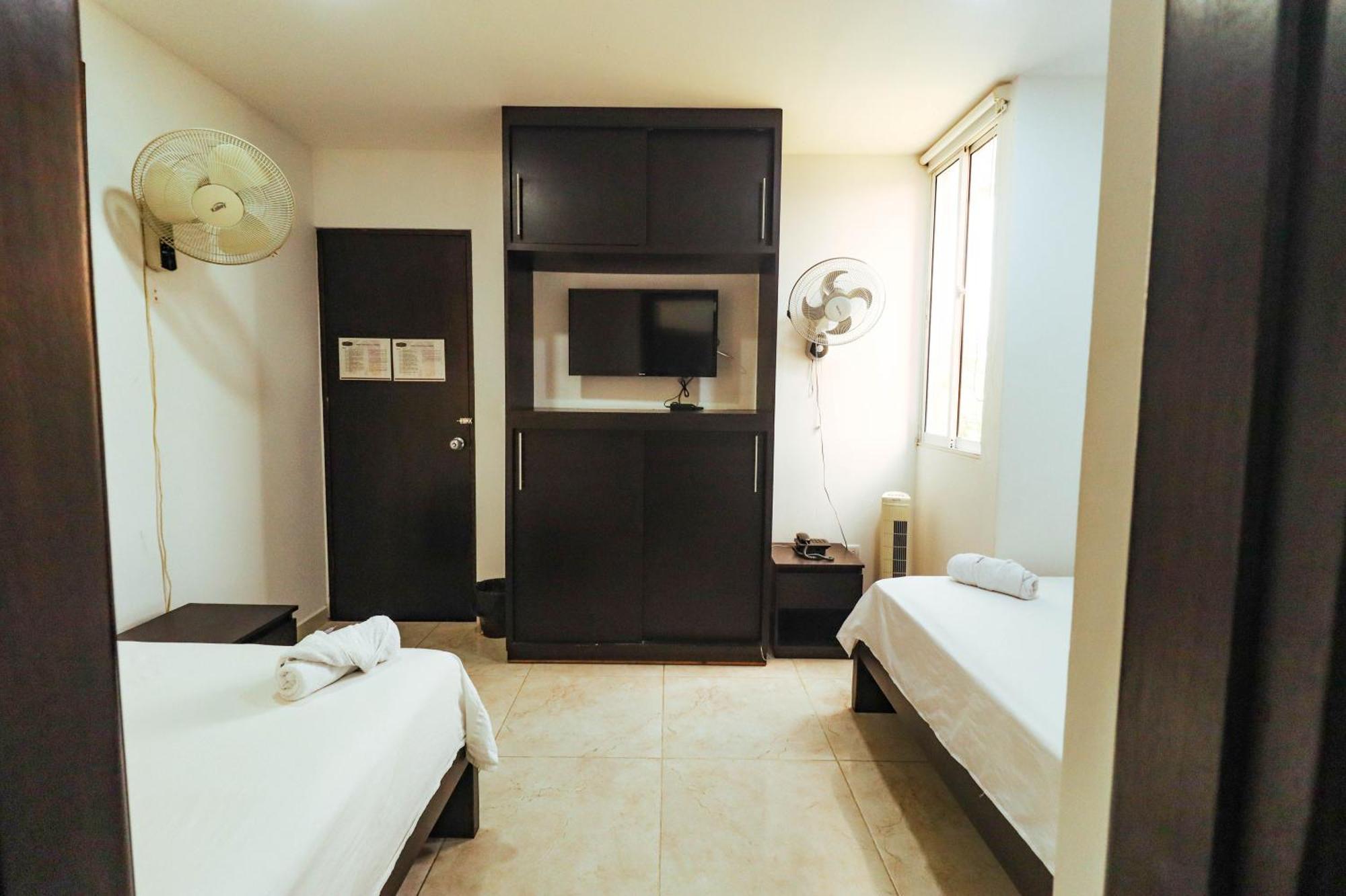 Hotel California Air Carepa Room photo